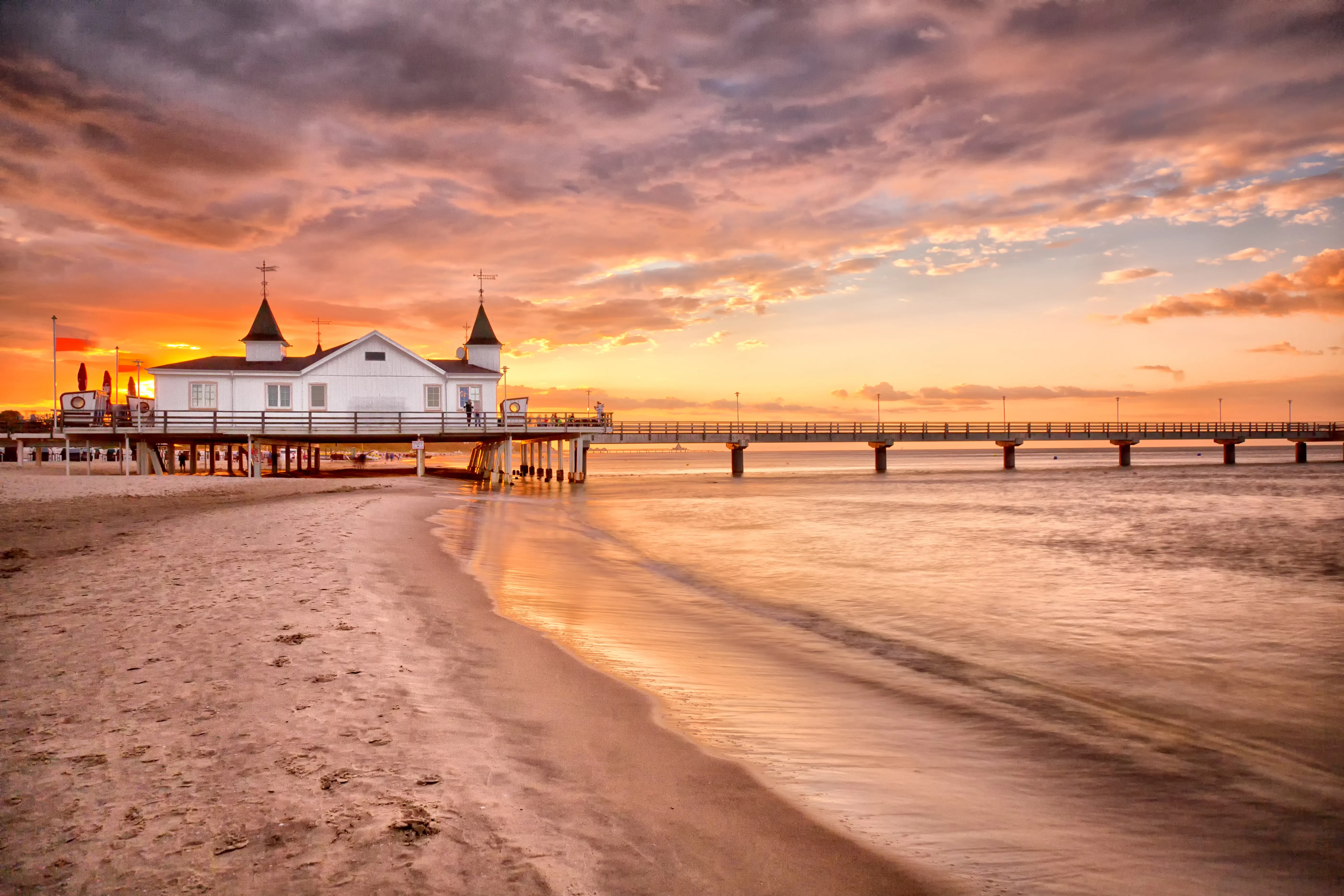 Sonnenverwöhnter Strand von Usedom mit den typischen Strandkörben, ein beliebtes Ostsee-Reiseziel