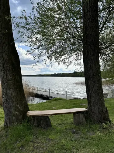 Sonnige Aussicht auf den Tollense-See