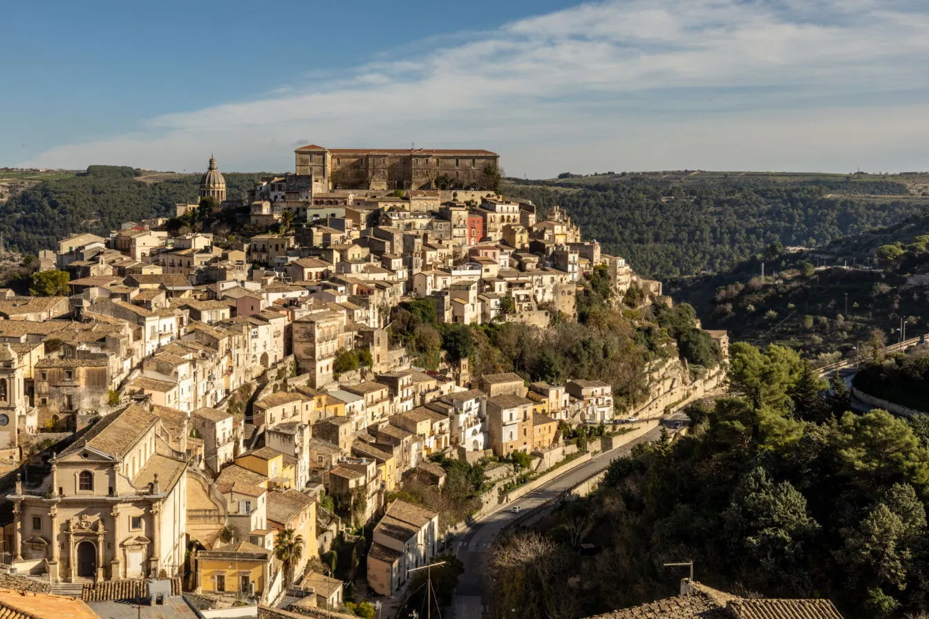 Sonnige Küstenlandschaft auf Sizilien mit türkisfarbenem Meer, ideal für entspannte Tage im Februar