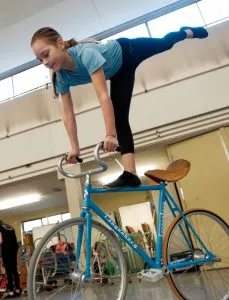 Sophie und Delian in akrobatischer Pose auf ihren Kunsträdern, während sie fahrrad turnen