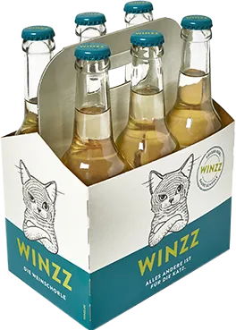 Sortiment von WINZZ Produkten in Tragekörben, darunter Weinschorle und Glühwein