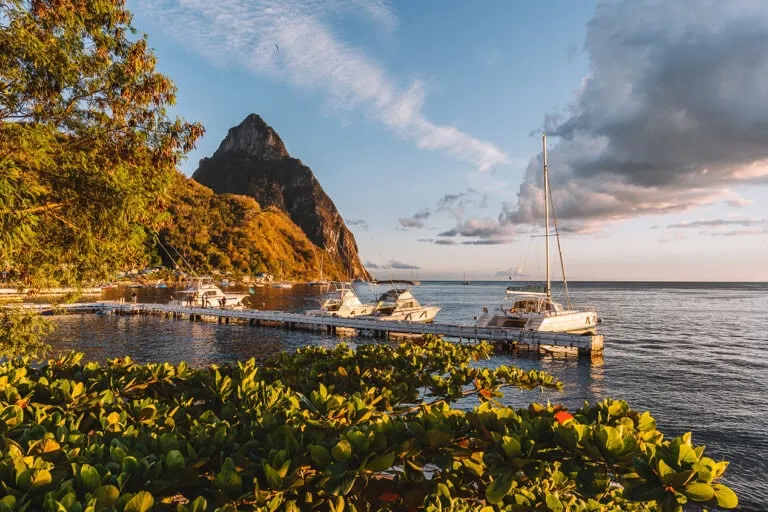 Soufrière Beach, St. Lucia mit den Pitons im Hintergrund