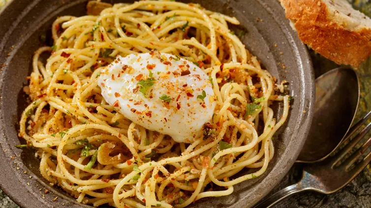 Spaghetti Aglio e Olio mit Knoblauch und Chili, einfach und schnell zubereitet