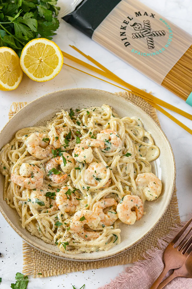 Spaghetti Alfredo mit gebratenen Garnelen. Hier ist das Rezept!