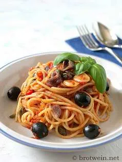 Spaghetti alla Puttanesca, ein aromatisches italienisches Hauptgericht mit Oliven, Kapern und Sardellen.