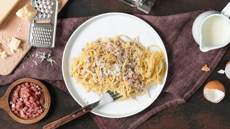 Spaghetti Carbonara mit knusprigem Speck und frischem Ei, authentisch zubereitet