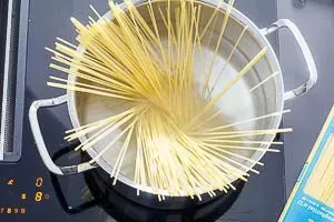 Spaghetti für die Bolognese in Salzwasser kochen