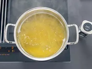 Spaghetti kochen für das Napoli Rezept