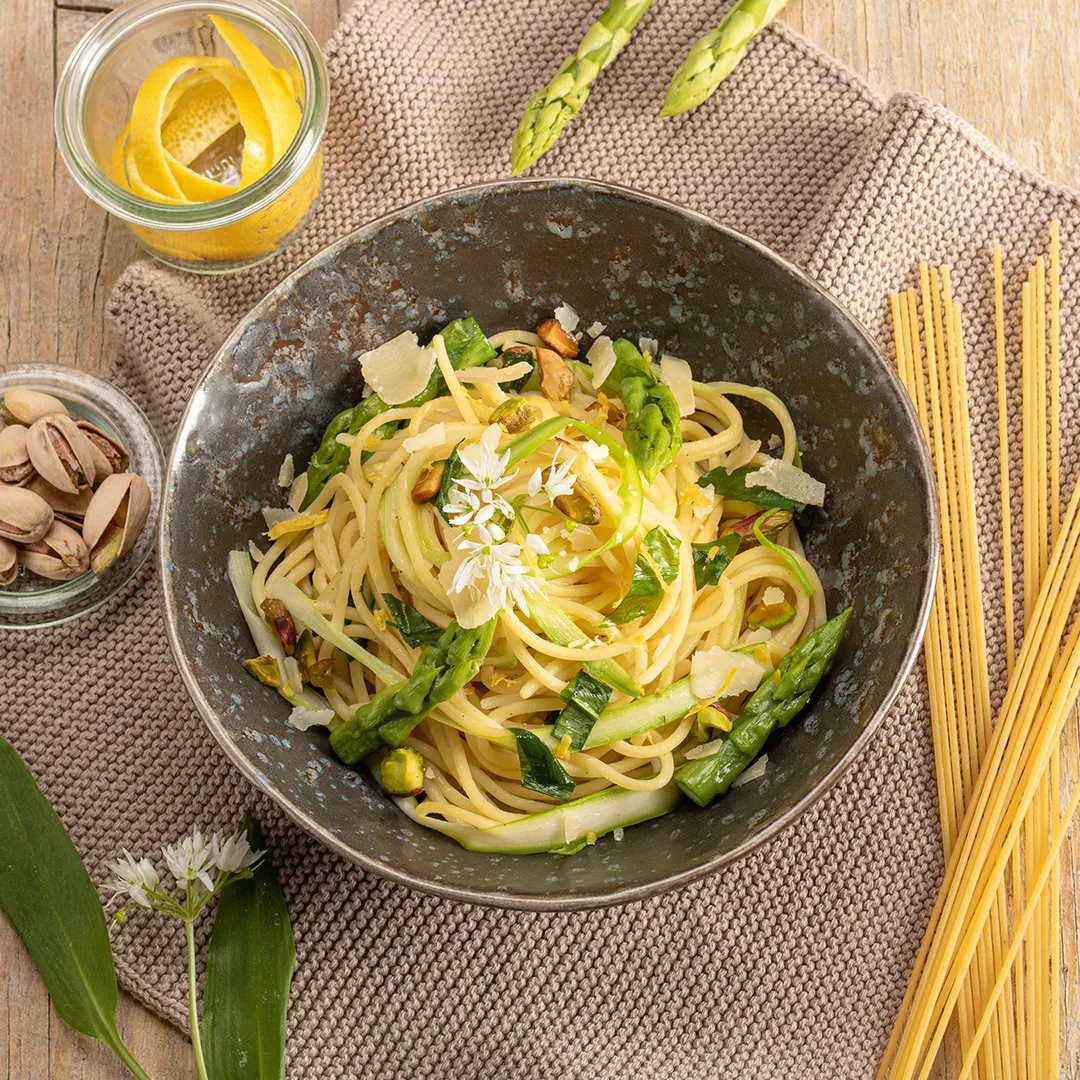 Spaghetti mit grünem Spargel und Zitronen-Bärlauchbutter
