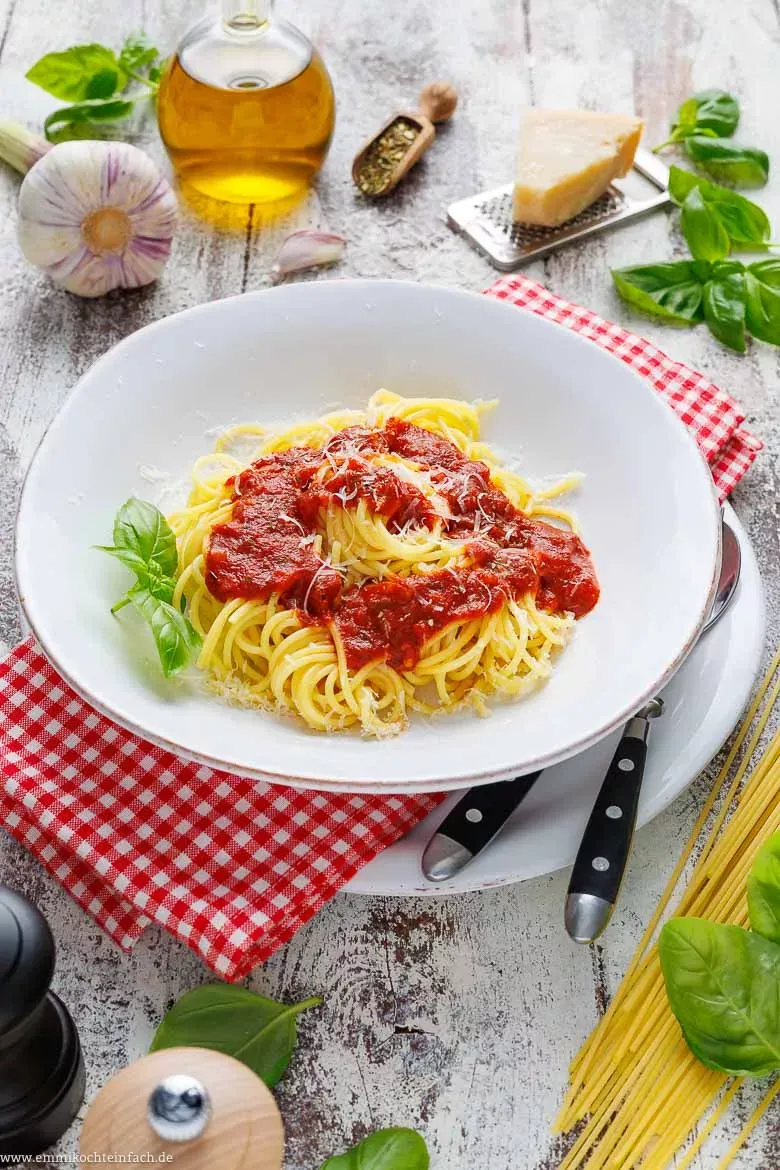 Spaghetti Napoli mit aromatischer Tomatensoße