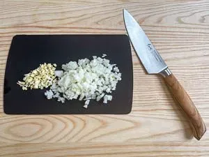 Spaghetti Napoli Zutaten Zwiebel und Knoblauch würfeln