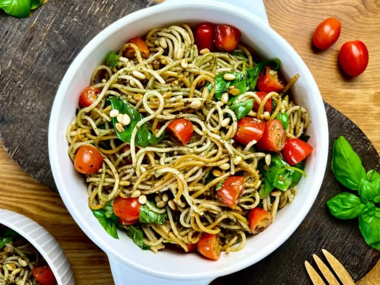 Spaghetti-Salat mit grünem Pesto und Cherrytomaten