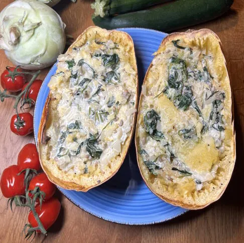 Spaghettikürbis hat sich zum wahren Food-Trend entwickelt und bietet eine gesunde Basis für dieses Arthrose Ernährung Rezept.