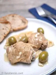 Spanisches Hähnchen mit Knoblauch und Oliven: Ein mediterranes Hauptgericht mit zartem Hühnerfleisch, Oliven und frischem Knoblauch, reich an Aromen