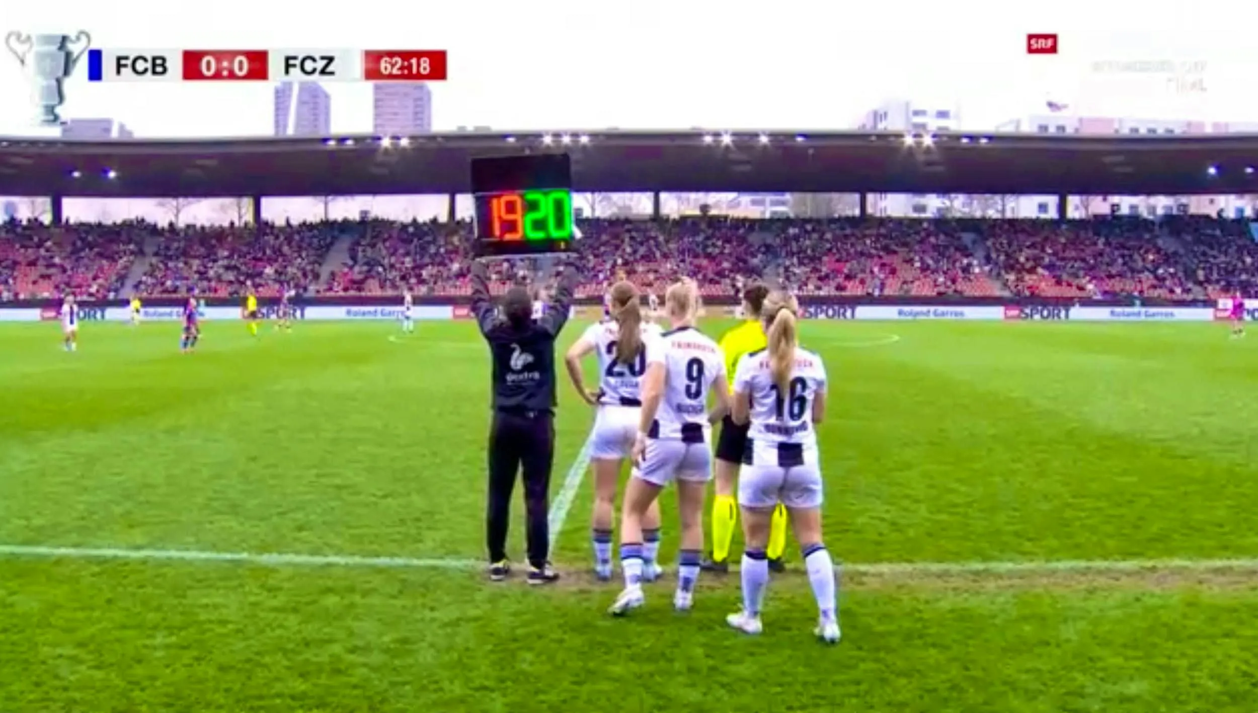 Spannende Spielszenen im AXA Frauen Cupfinal zwischen FCZ und FC Basel