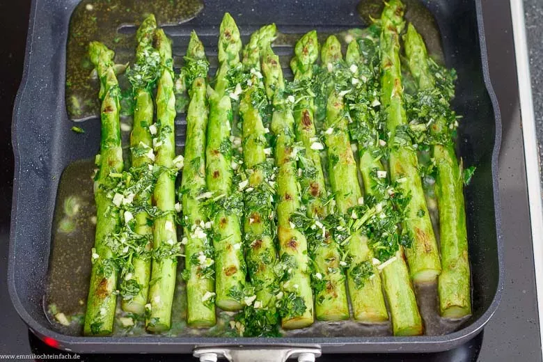 Spargel, Knoblauch und Petersilie in der Pfanne