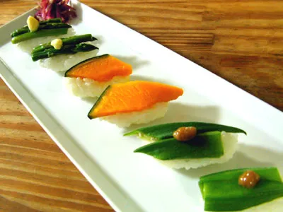 Spargel, Kürbis und Okra als Sushi Nigiri