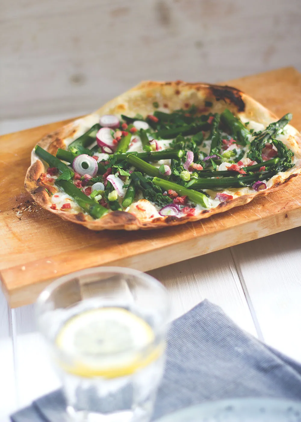 Spargel-Mascarpone-Flammkuchen Rezept mit grünem Spargel, Speck und frischen Frühlingszwiebeln