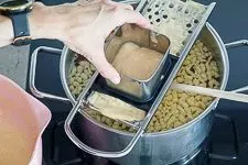 Spätzle kochen im Salzwasser und oben schwimmen, wenn sie gar sind