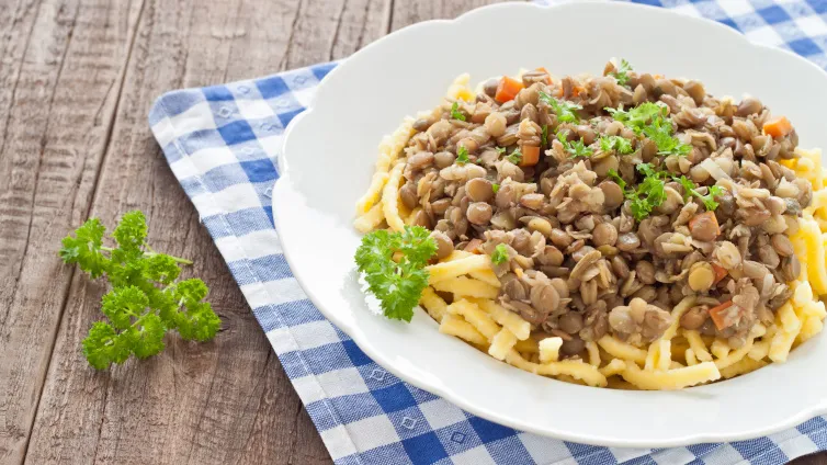 Spätzle mit Linsen in einer Schale
