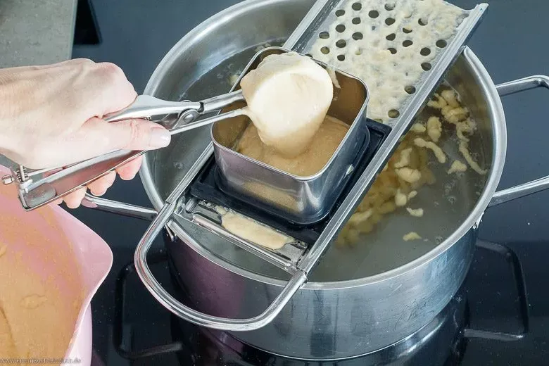 Spätzlehobel in Aktion: Schnelle Zubereitung