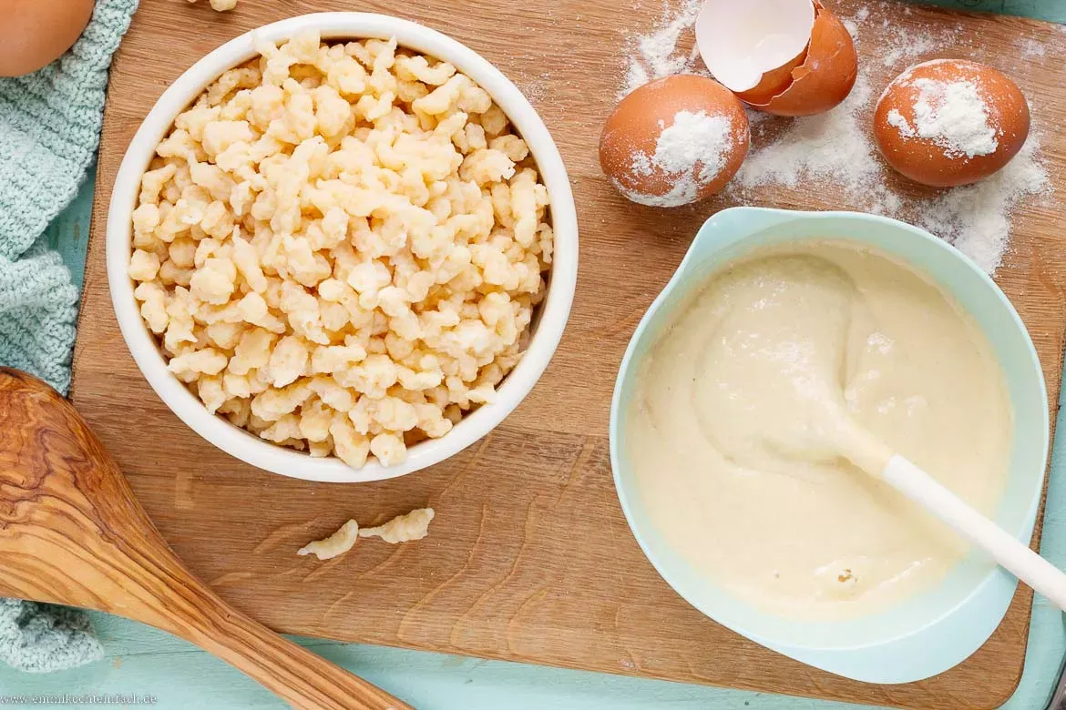 Spätzleteig auf einem Spätzlebrett, bereit zum Schaben. Die traditionelle Methode für die Zubereitung von Spätzle, wenn kein Hobel oder keine Presse vorhanden ist.