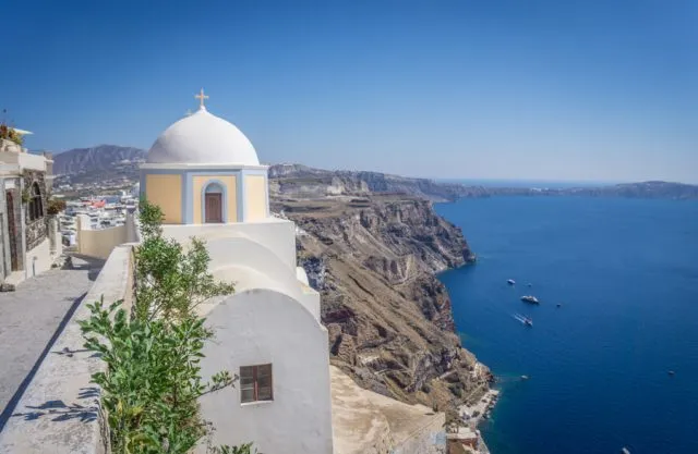 Spaziergänger auf dem Küstenweg zwischen Fira und Imerovigli, Santorini