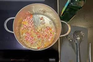 Speck und Zwiebeln anbraten.