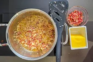 Speckwürfel und Zwiebeln glasig in einem Topf andünsten, die Grundlage für unser traditionelles Sauerkraut Rezept