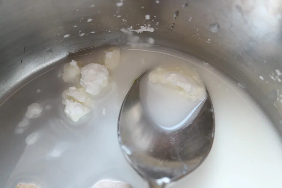 Speisestärke wird in kalter Flüssigkeit glattgerührt, um Klumpen zu vermeiden.