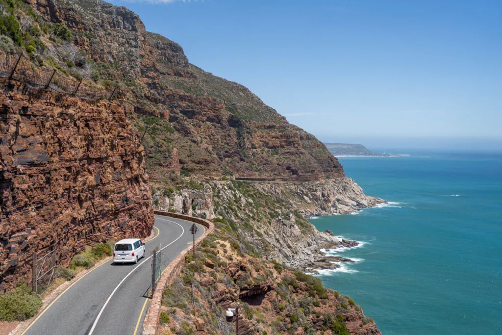 Spektakuläre Ausblicke entlang des Chapman’s Peak Drive auf der Kaphalbinsel, ein Muss bei Reisetipps Garden Route
