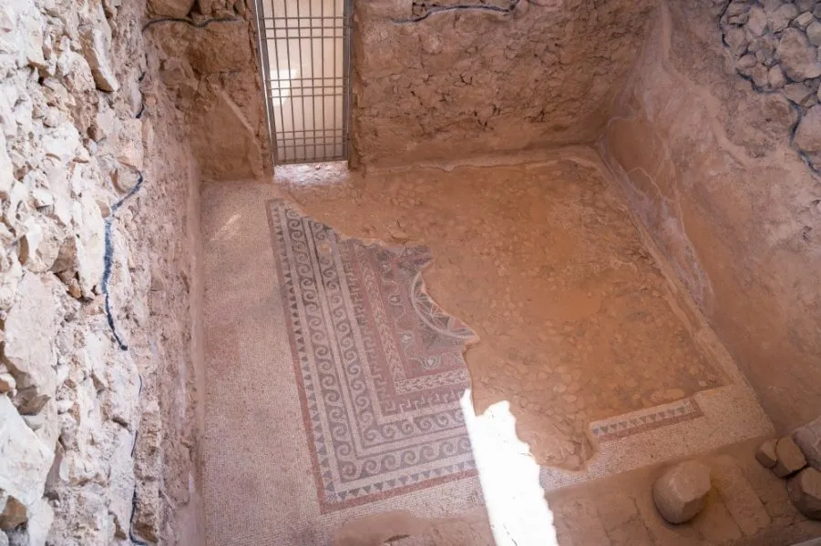 Spektakuläre Aussicht vom Masada-Gipfel auf die Wüste und das Tote Meer.