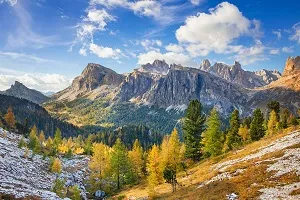 Spektakuläre Berglandschaft in Südtirol, Italien, mit blühenden Wiesen