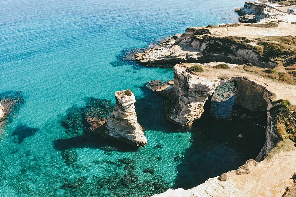 Spektakuläre Küstenlandschaft Apuliens mit klarem türkisfarbenem Wasser