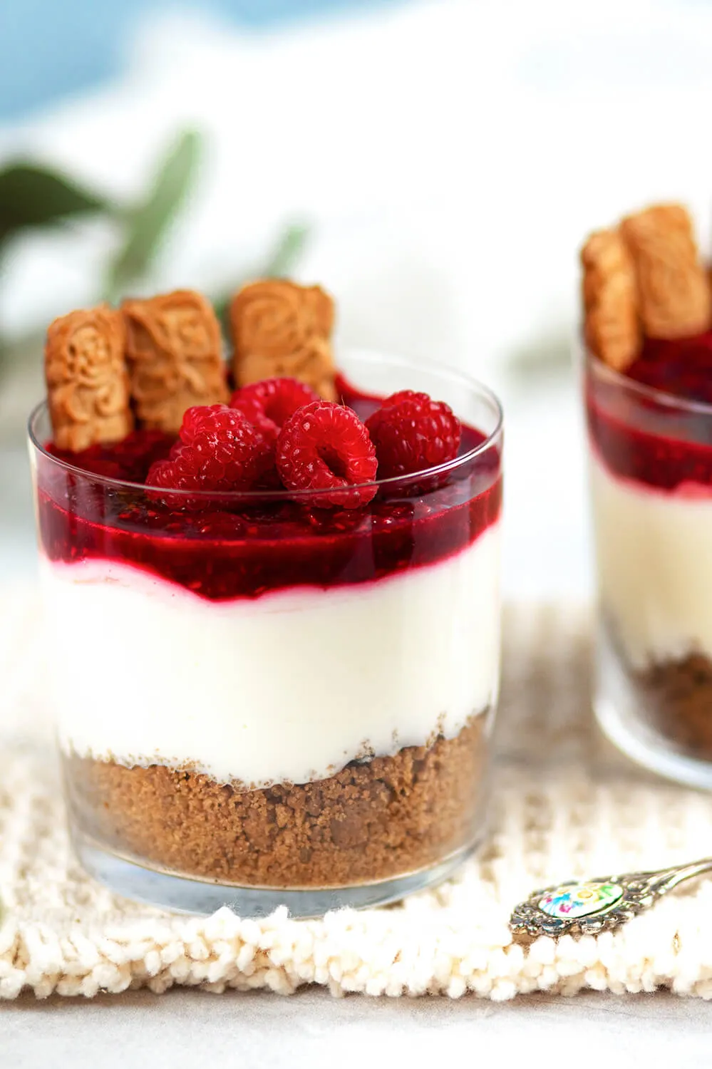 Spekulatius-Dessert mit Quark, Frischkäse, Himbeeren und Spekulatius in weihnachtlichem Arrangement