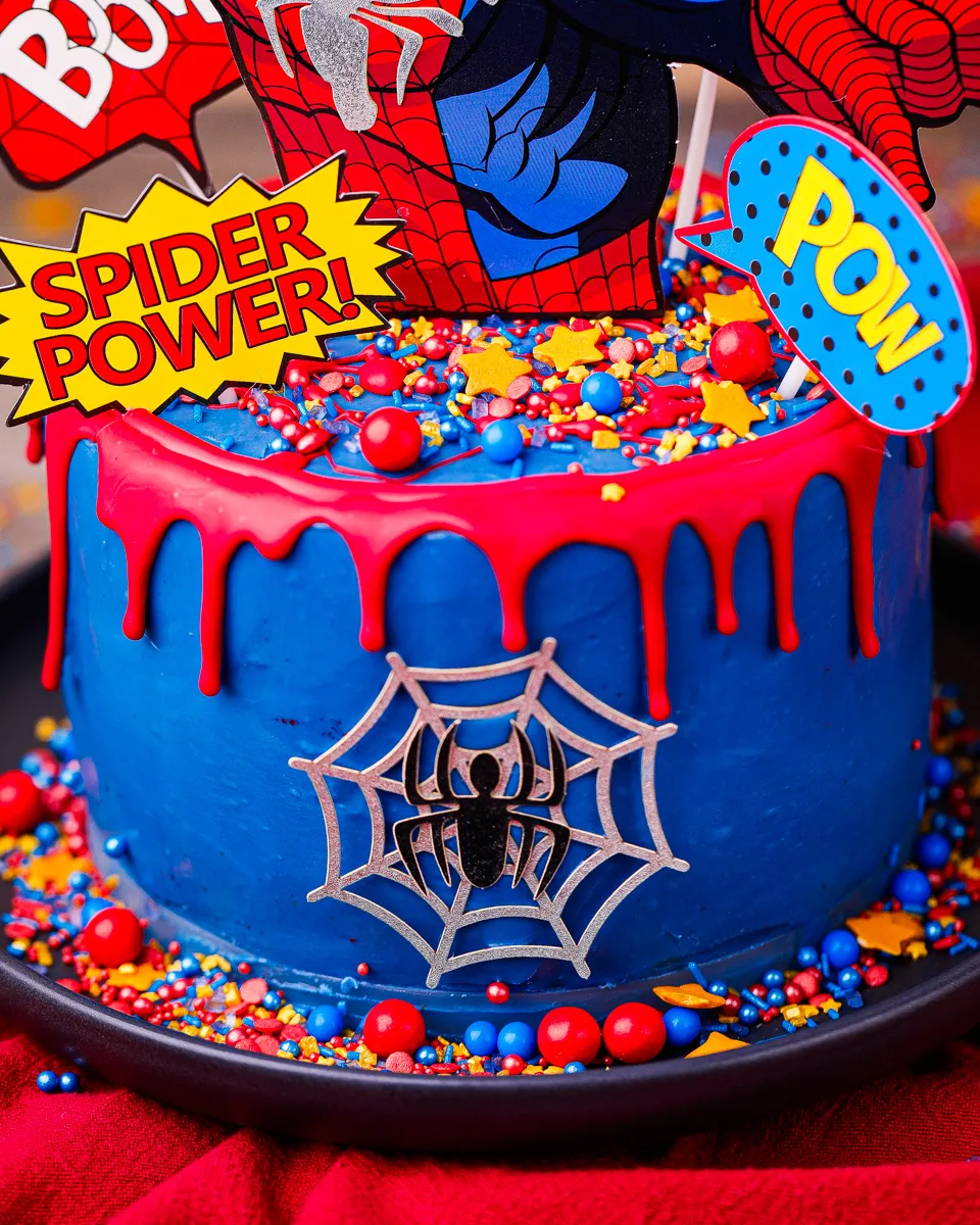 Spiderman Torte mit den passenden Dekosteckern, die den Kuchen zum Star der Party machen.