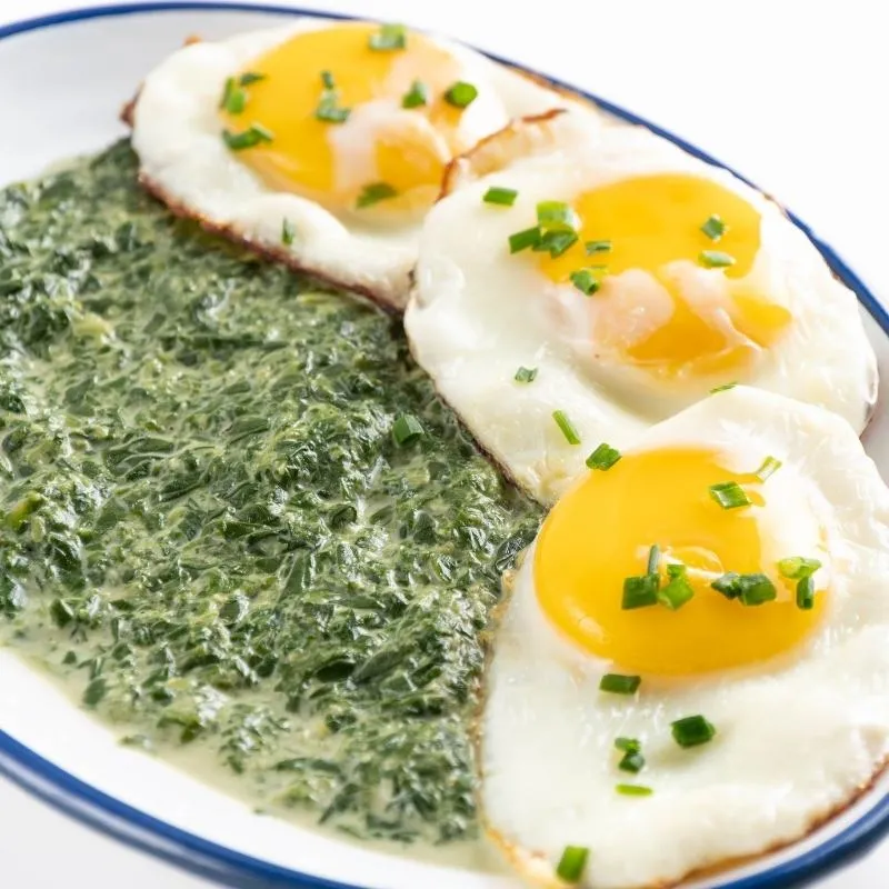 Spiegeleier mit cremigem Rahmspinat, ein traditionelles deutsches Mittagessen