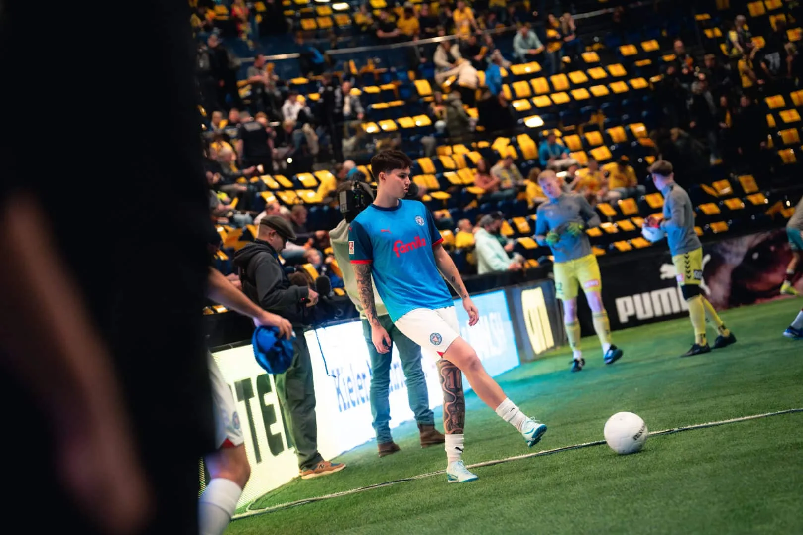 Spieler der Holstein Kiel U23 beim Aufwärmen vor dem Turnierstart