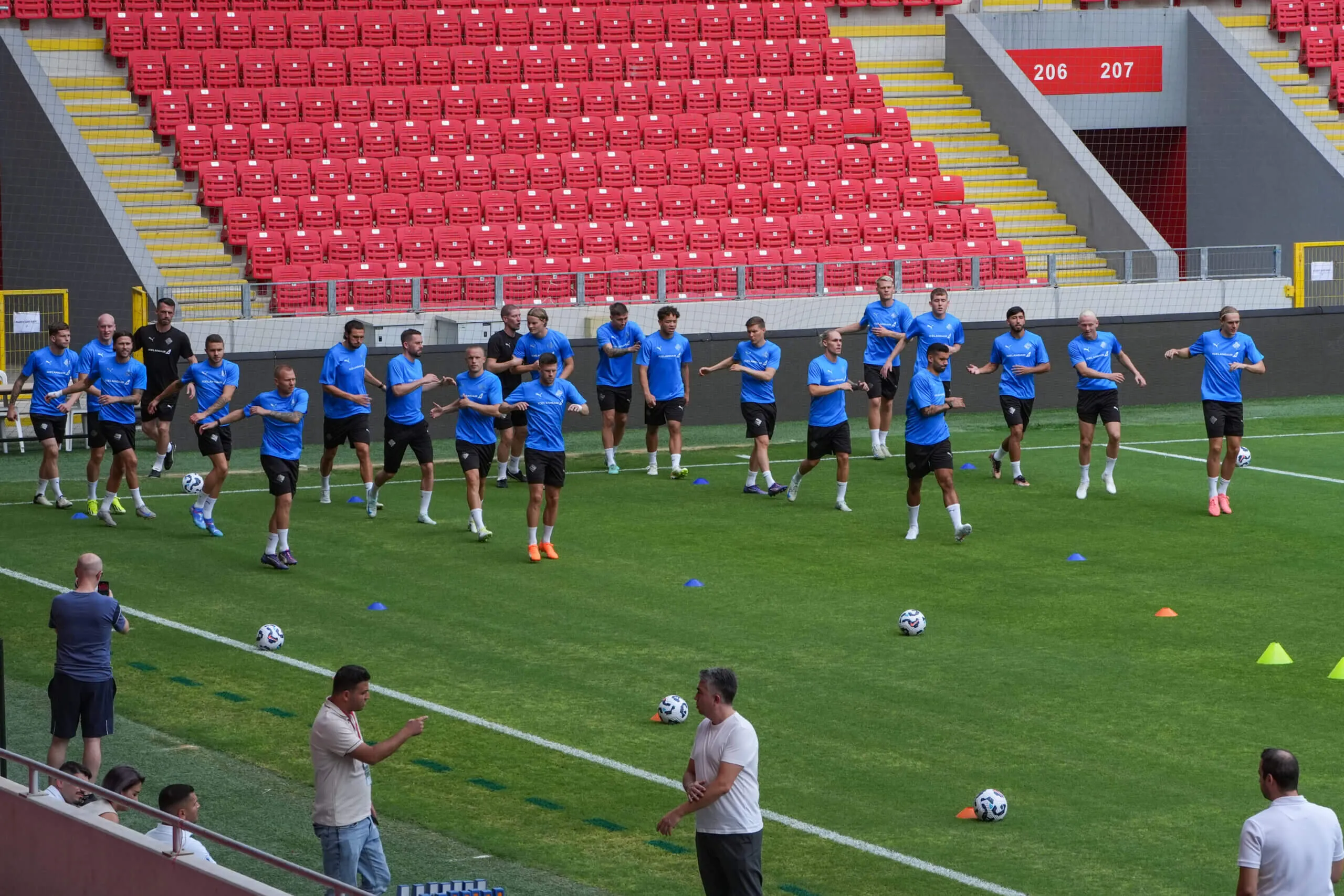 Spieler der isländischen Nationalmannschaft beim Training in Izmir vor dem Auswärtsspiel gegen die Türkei.