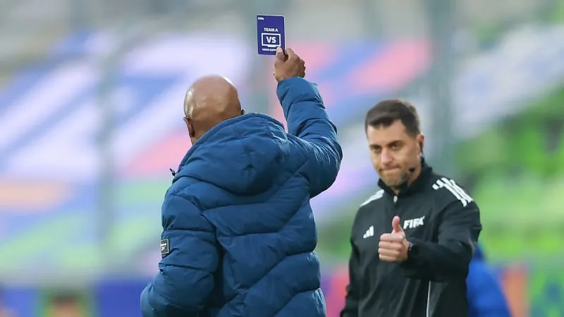 Spielszene der U20-WM mit Schiedsrichter und der Challenge Karte