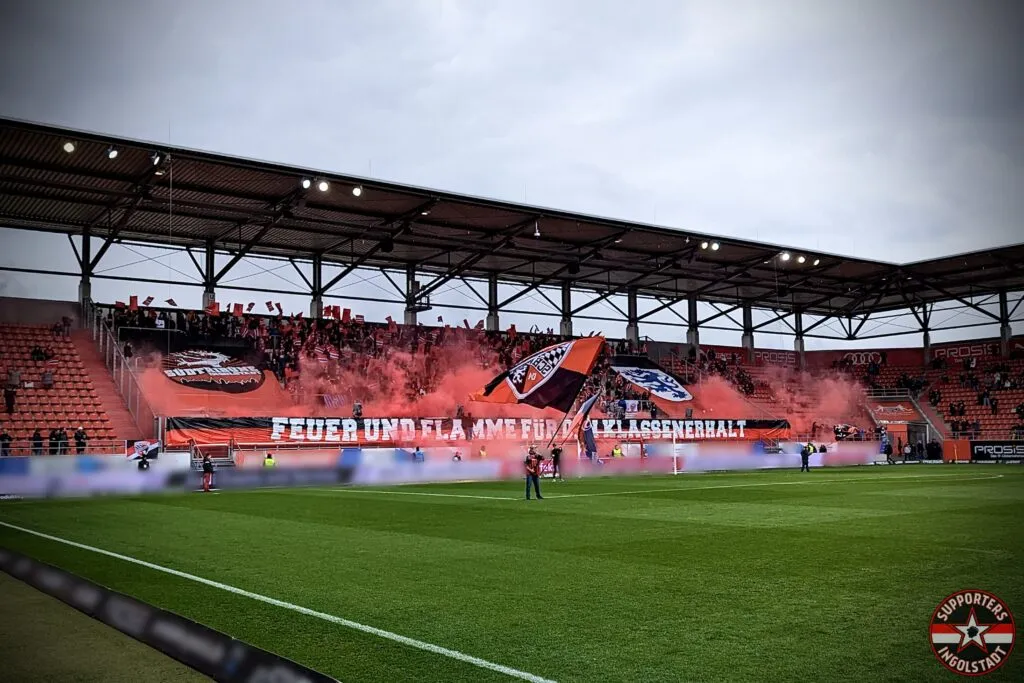 Spielszene zwischen Ingolstadt und Oldenburg auf dem Rasen, Spieler im Zweikampf.
