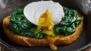 Spinat und Spiegelei auf geröstetem Brot.
