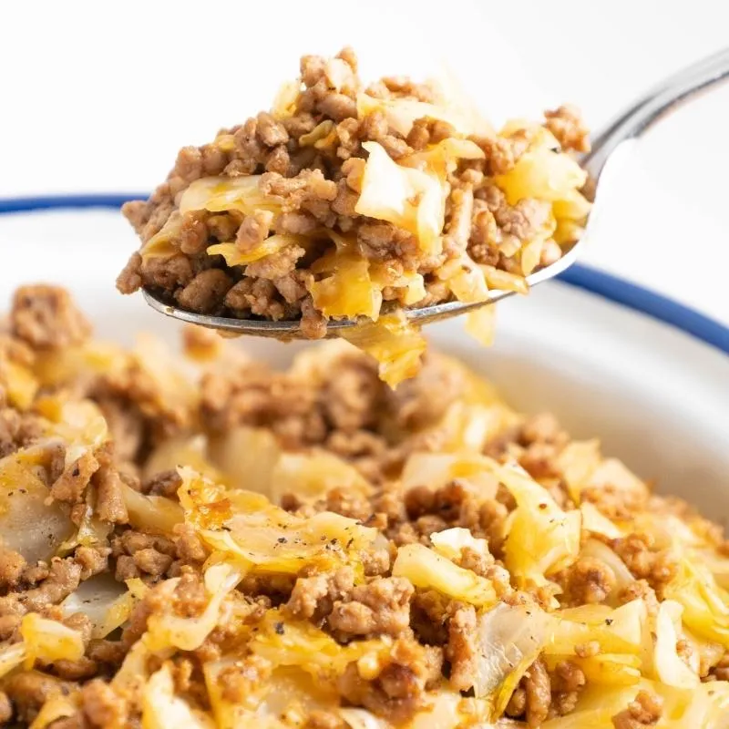 Spitzkohl-Hackfleisch-Pfanne, eine einfache und schnelle Option für ein kalorienarmes Mittagessen