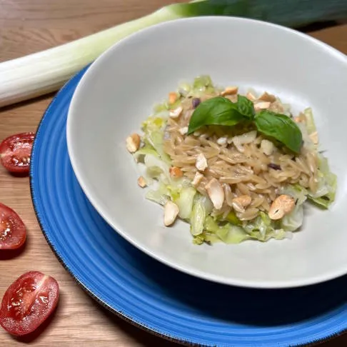 Spitzkohl ist sehr gesund und besser bekömmlich als andere Kohlsorten – dieses Nudelrisotto ist ein schmackhaftes Gericht für die Arthrose Ernährung.