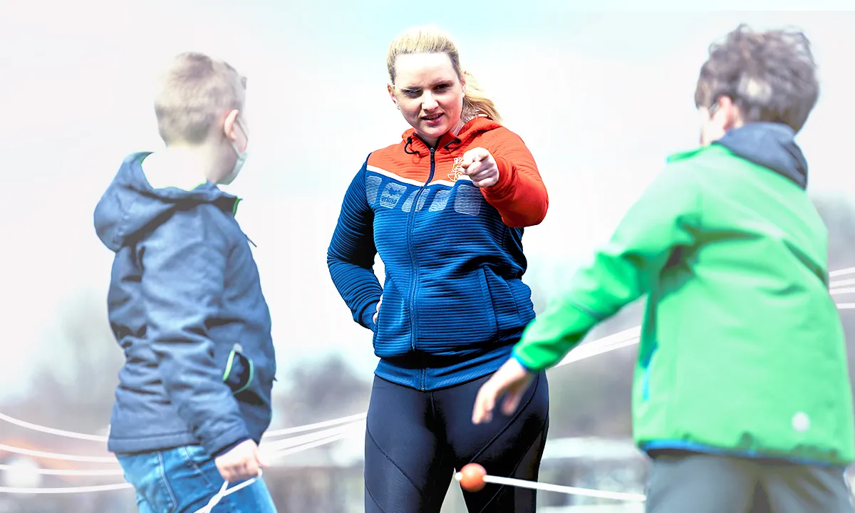 Sportabzeichen-Abnahme: Eine Prüferin berät Teilnehmende vor der Schwimmprüfung