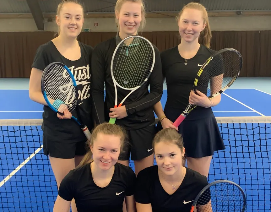 Sportler bei einem Tennismatch auf einem gepflegten deutschen Tennisplatz