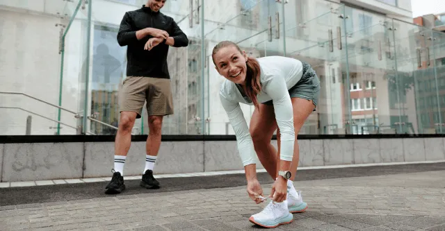 Sportlerin mit Polar Sportuhr überwacht vielseitiges Training