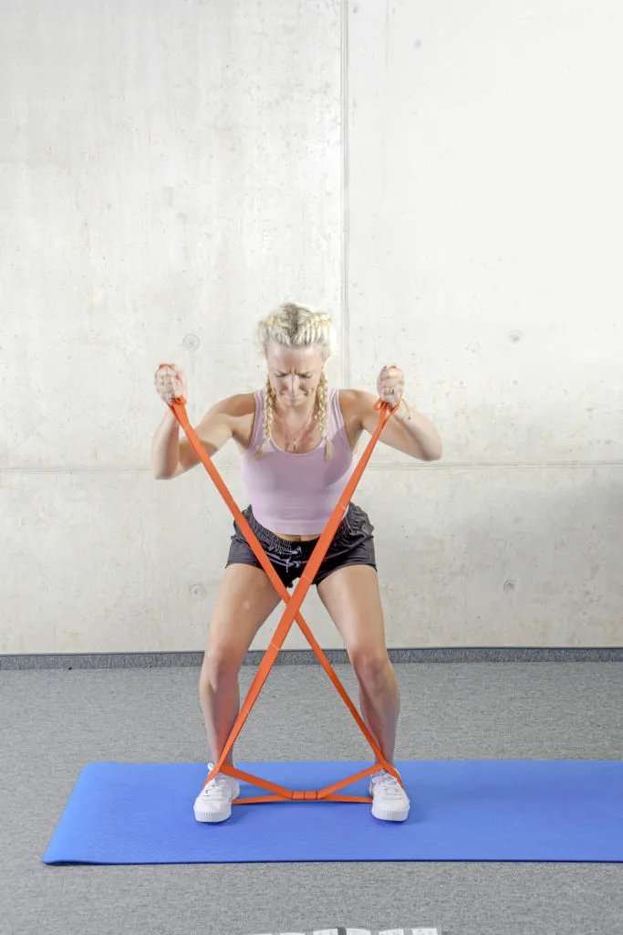 Squat-Streckung mit Multiband zur Mobilisation und Aktivierung der gesamten Körpermuskulatur für Tennis
