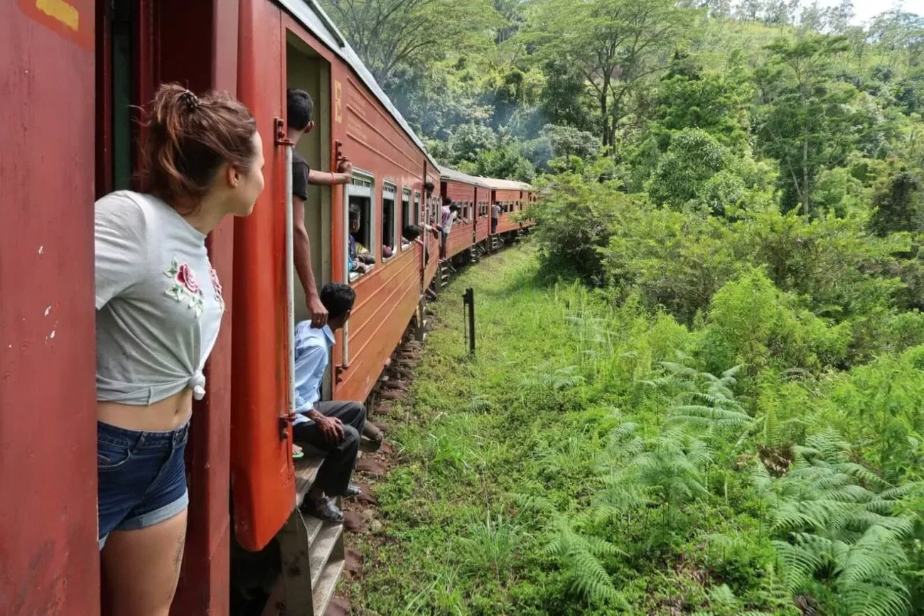 sri lanka zugfahrt durch teeplantagen