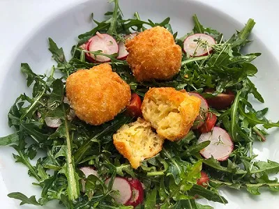 St. Galler Käsekugeln auf Löwenzahn-Rucola-Salat
